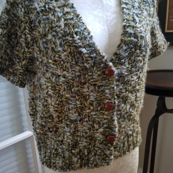 Wool cropped cardigan sweater. Size Medium. Hand Knit by Dollie, wood buttons - Picture 4 of 11
